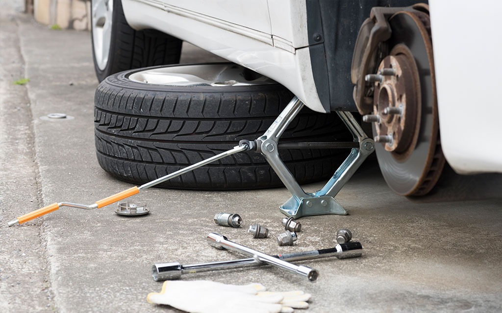 ジャッキアップは難しい タイヤ交換に備えドライバーとして知っておきたいジャッキアップの方法や注意点 教えて おとなの自動車保険