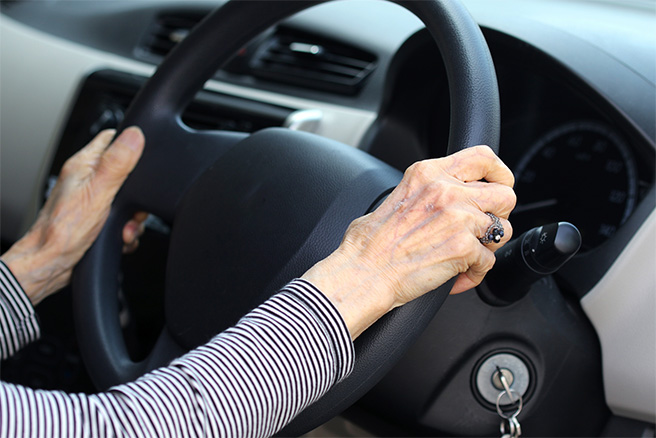 親の運転に不安を感じたことがある 人が約6割 40 50代は 高齢者ドライバー問題にどう取り組むべきか 調査編 教えて おとなの自動車保険