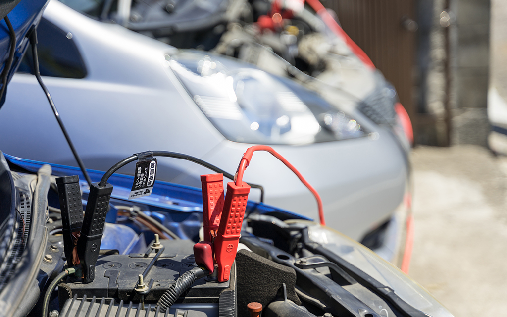 車のバッテリーを充電する方法とは 充電タイミングや注意点について 教えて おとなの自動車保険