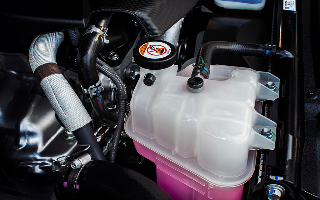 クーラント液 冷却水 とは 役割や交換 補充の方法について 教えて おとなの自動車保険