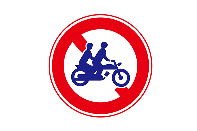 バイクの二人乗りの条件とは 知っておくべき同乗者 子供 の年齢条件や高速道路での走行について 教えて おとなの自動車保険